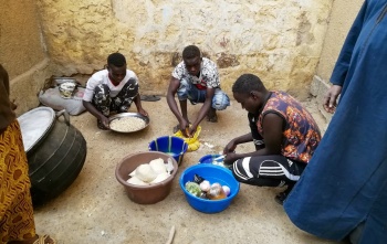 Freiwillige bereiten Essen in Niger vor.