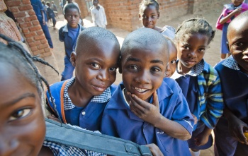 Junge Jungen posieren zusammen auf einem Spielplatz in Sambia.