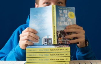 Ein Unterstützer liest Magnus’ Buch.