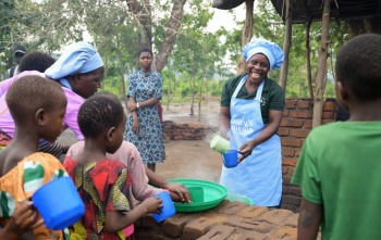 Der gemeinschaftsorientierte Ansatz der Schulernährung, der Mary’s Meals vorantreibt