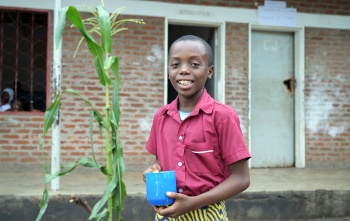Hungernde Kinder und die Auswirkungen der Dürre in Malawi