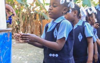 Mädchen wäscht sich die Hände