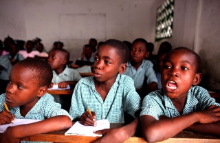 Kinder bereiten sich auf den Unterricht in Haiti vor.