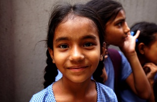 Mädchen stellen sich für eine Unterrichtsstunde in Indien in einer Reihe auf.