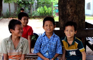Eine Gruppe von Jungen posiert zusammen in einer Schule in Myanmar.