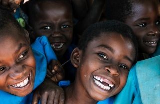 Kinder in Malawi versammeln sich in der Schule.