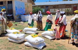 Menschen erhalten in Äthiopien Lebensmittelpakete.