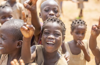 Kinder versammeln sich zum Spielen in einer Schule in Benin.