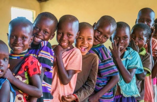 Kinder versammelten sich in Kenia in der Schule.