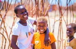 Kinder spielen zusammen in Kenia.