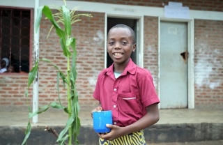 Hungernde Kinder und die Auswirkungen der Dürre in Malawi