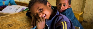 Zwei Jungen sitzen zusammen im Unterricht in Äthiopien.