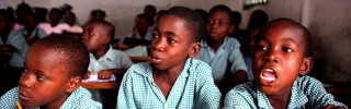 Kinder bereiten sich auf den Unterricht in Haiti vor.