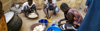 Freiwillige bereiten Essen in Niger vor.