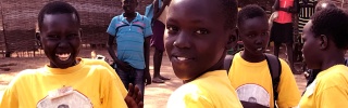 Ein Mädchen posiert vor ihren Freunden an einer Schule im Südsudan.
