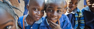 Junge Jungen posieren zusammen auf einem Spielplatz in Sambia.