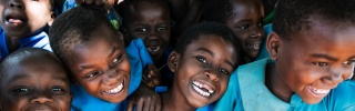 Kinder in Malawi versammeln sich in der Schule.