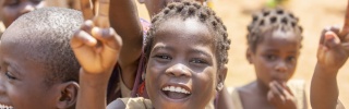 Kinder versammeln sich zum Spielen in einer Schule in Benin.