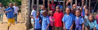 Kinder in der Schule in Mosambik