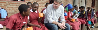 Wie du dich bi Mary’s Meals chasch iibringe