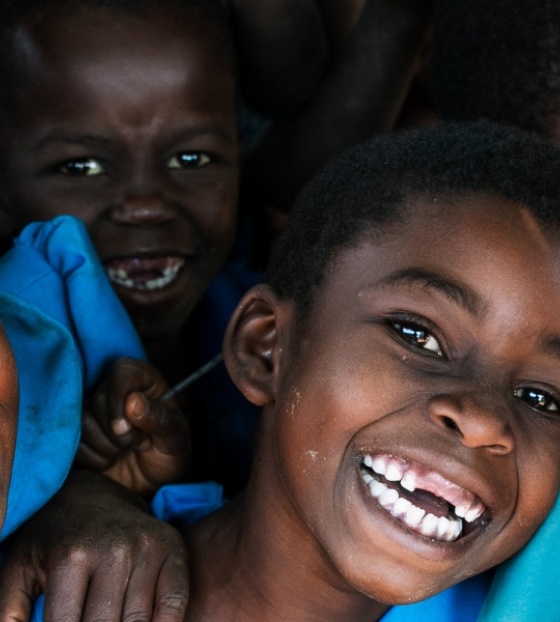 Kinder in Malawi versammeln sich in der Schule.