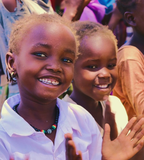 Kinder klatschen und spielen gemeinsam in der Schule.