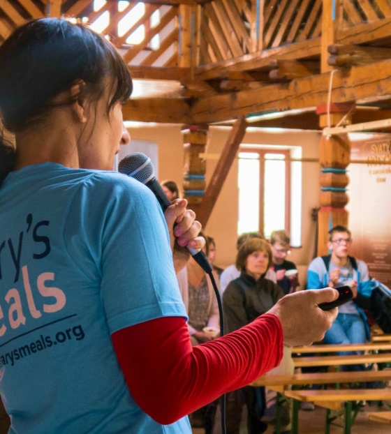 Ein Spender hält eine Rede bei einer Veranstaltung von Mary's Meals.