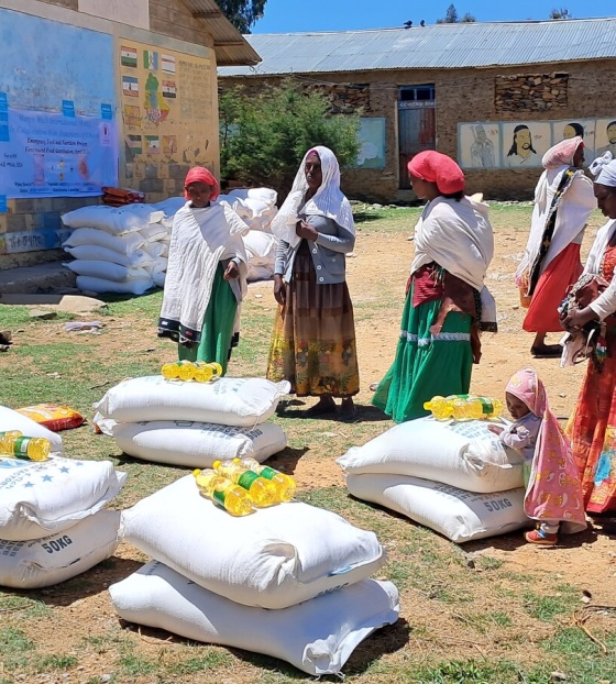 Menschen erhalten in Äthiopien Lebensmittelpakete.