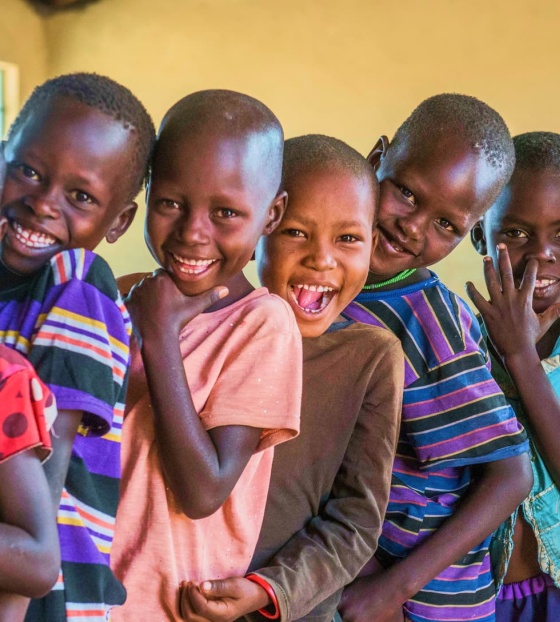 Kinder versammelten sich in Kenia in der Schule.