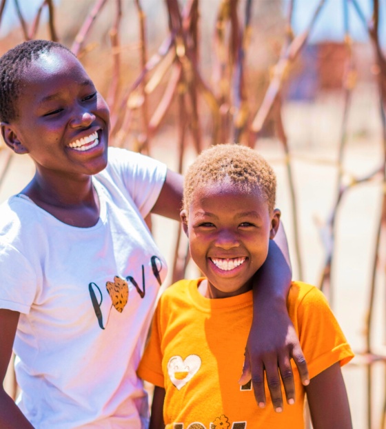 Kinder spielen zusammen in Kenia.