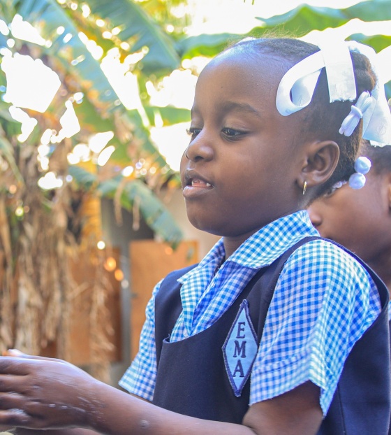 Mädchen wäscht sich die Hände