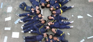 Eine Klasse von Kindern zusammen auf einem Spielplatz in Ecuador.