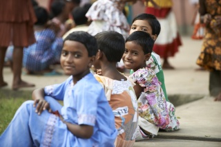 Junge Mädchen ruhen sich gemeinsam aus und unterhalten sich in Indien.