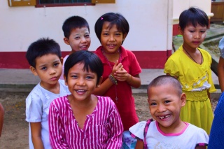 Eine Gruppe von Kindern spielt zusammen in einer Schule in Myanmar.
