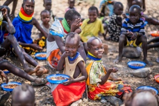 Ein Kind in Turkana, Kenia wird Essen serviert.