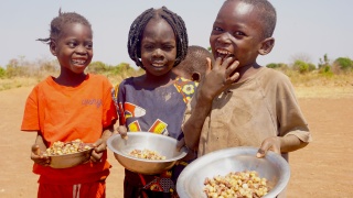 Kinder in Südsudan genießen es, gemeinsam zu essen.