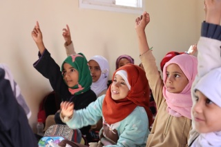 Kinder im Jemen heben ihre Hände, um eine Frage während einer Unterrichtsstunde zu beantworten.