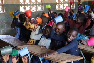 Der gemeinschaftsorientierte Ansatz der Schulernährung, der Mary’s Meals vorantreibt