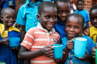 Wie du dich bi Mary’s Meals chasch iibringe