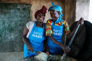 Der gemeinschaftsorientierte Ansatz der Schulernährung, der Mary’s Meals vorantreibt